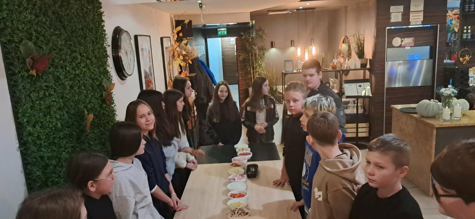 Wycieczka klasy 6 do restauracji w Opolu Lubelskim – udział w warsztatach „ Jak powstaje pizza”