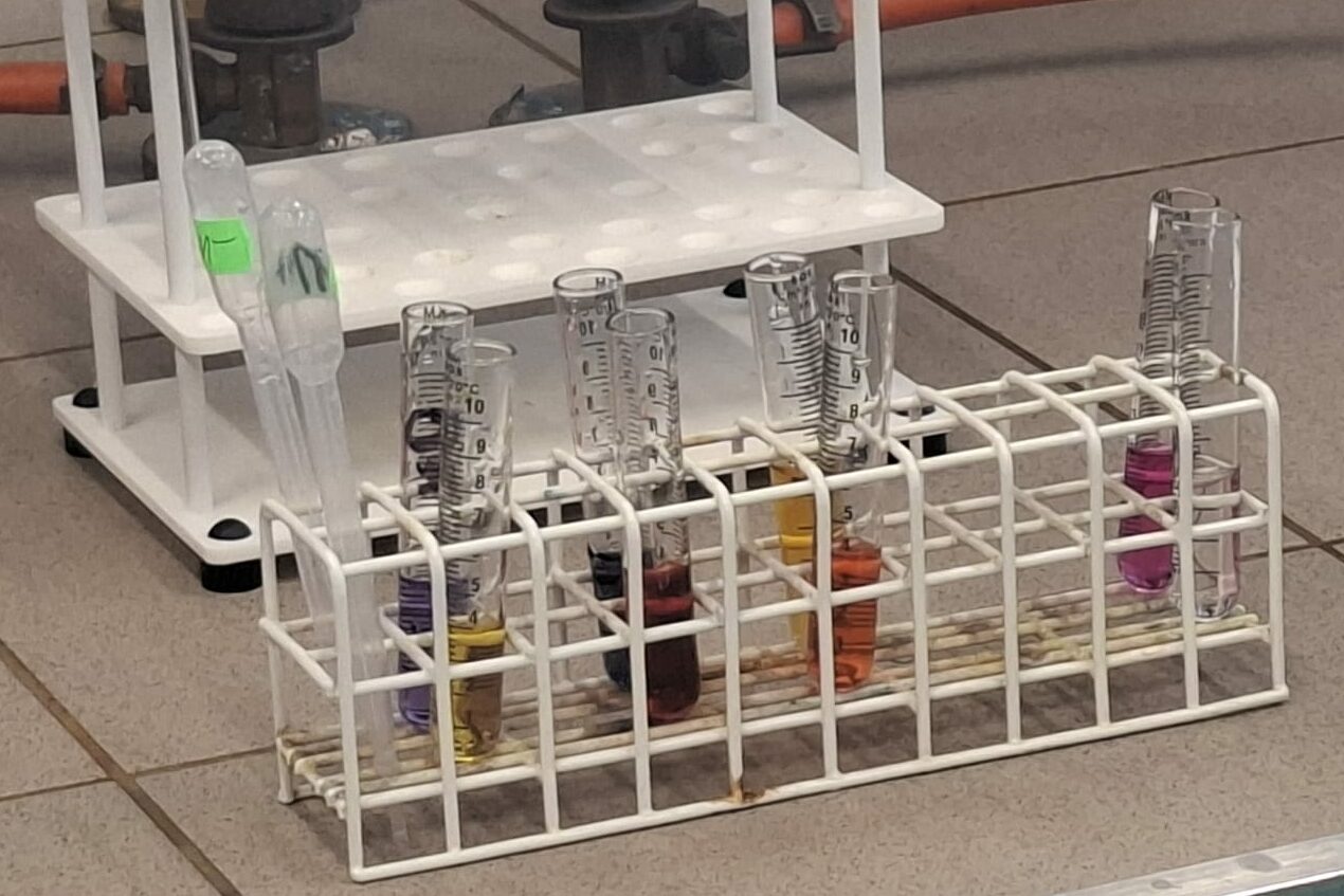 Nauka przez doświadczenie – nasi uczniowie na warsztatach chemicznych UMCS!